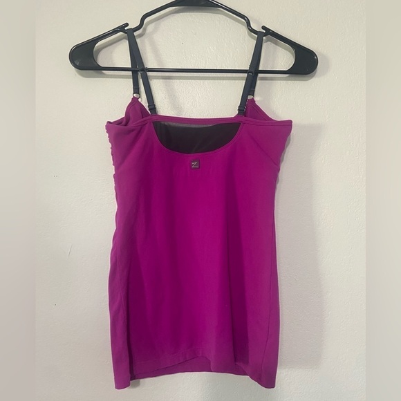 Zobha women's size 2 workout tank with convertible straps and built in shelf bra - Picture 5 of 6